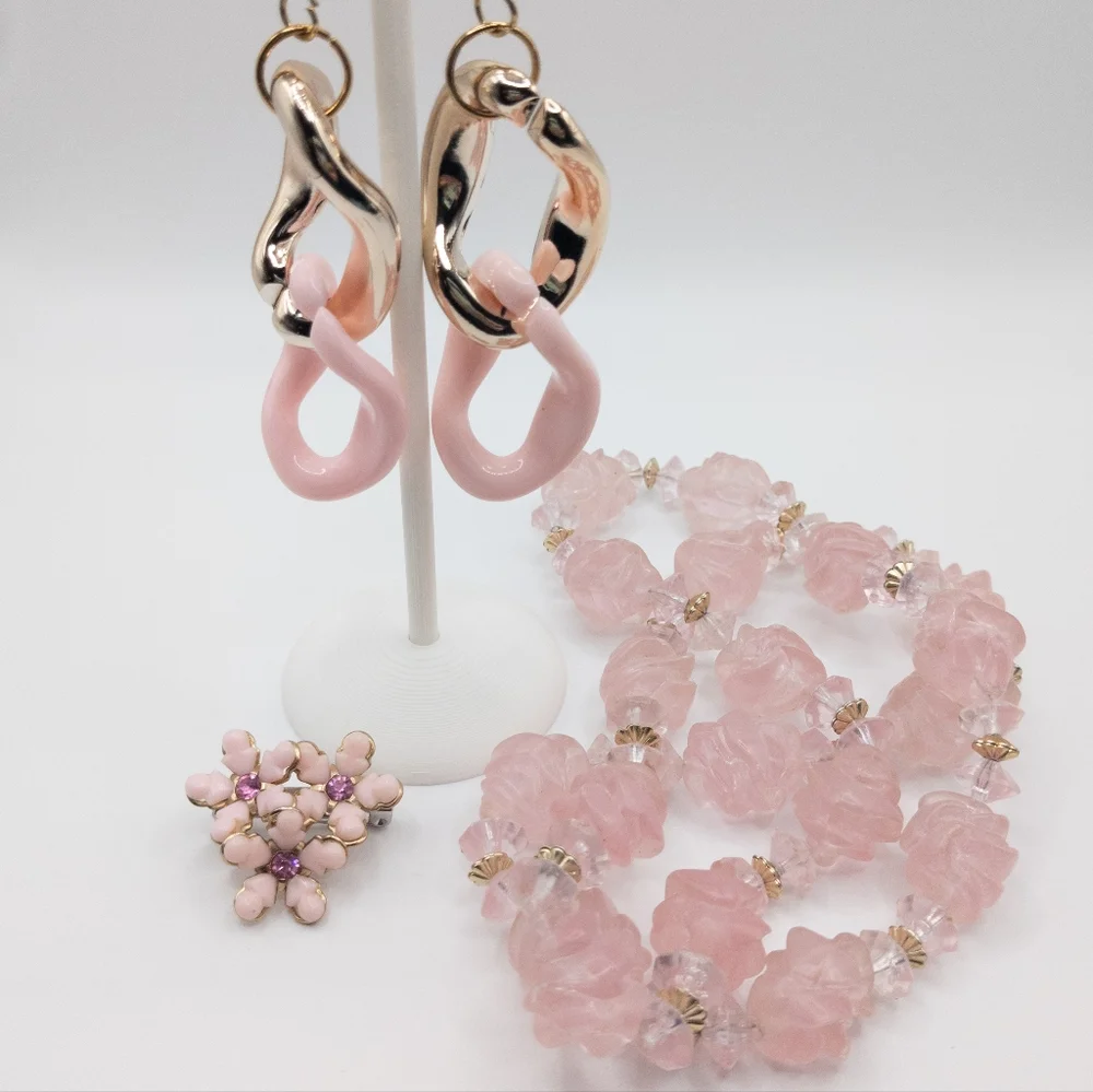 Retro Necklace, Earrings, and Brooch In Beautiful Pastel Pink Feminine Cottage - Picture 1 of 5